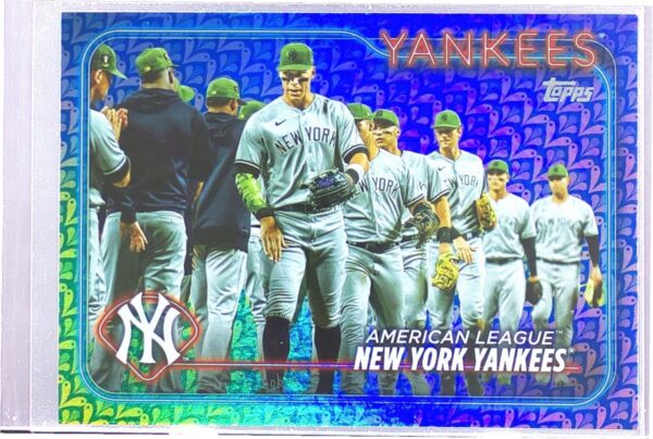2024 Topps New York Yankees Holiday #301 Yankees